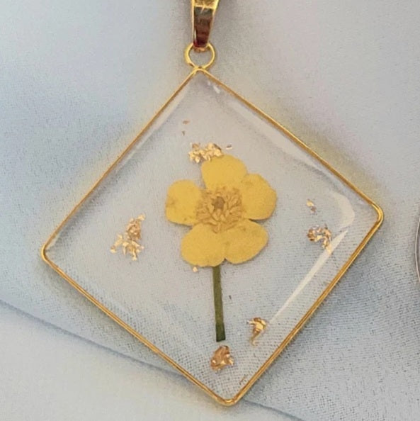 Only available in round shape: Real yellow buttercup flower