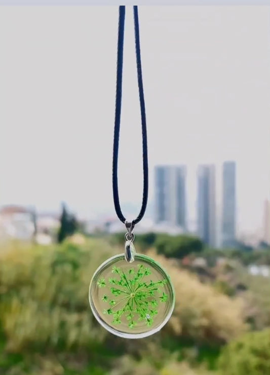 Green lace flower necklace